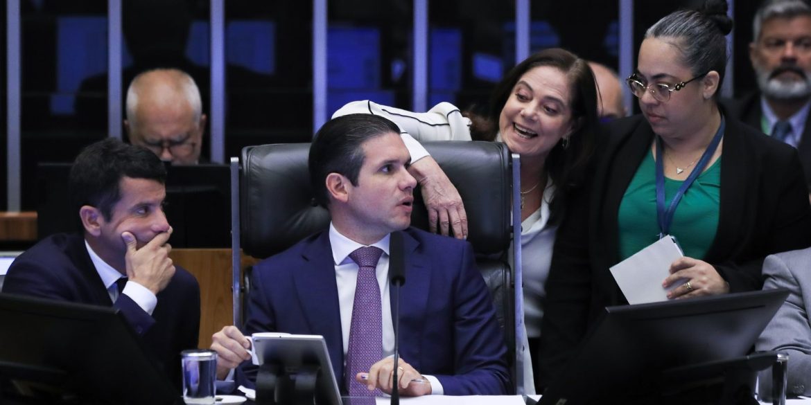 camara-aprova-urgencia-para-isencao-do-ir-de-quem-ganha-ate-r$-5-mil camara-aprova-urgencia-para-isencao-do-ir-de-quem-ganha-ate-r$-5-mil