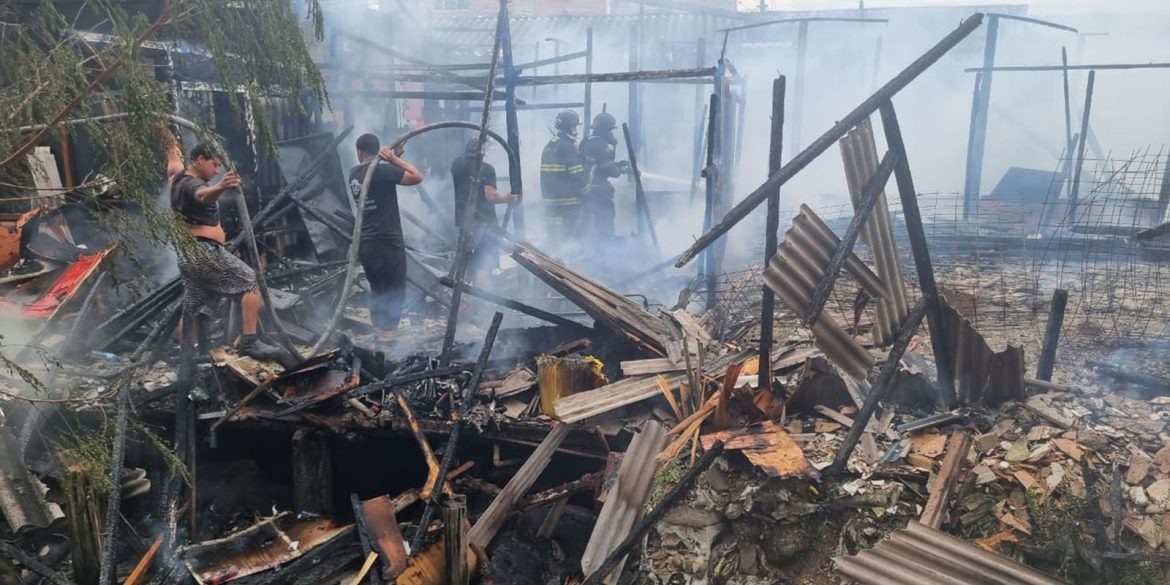 mais-de-15-moradias-sao-atingidas-por-incendio-em-cubatao-(sp) mais-de-15-moradias-sao-atingidas-por-incendio-em-cubatao-(sp)