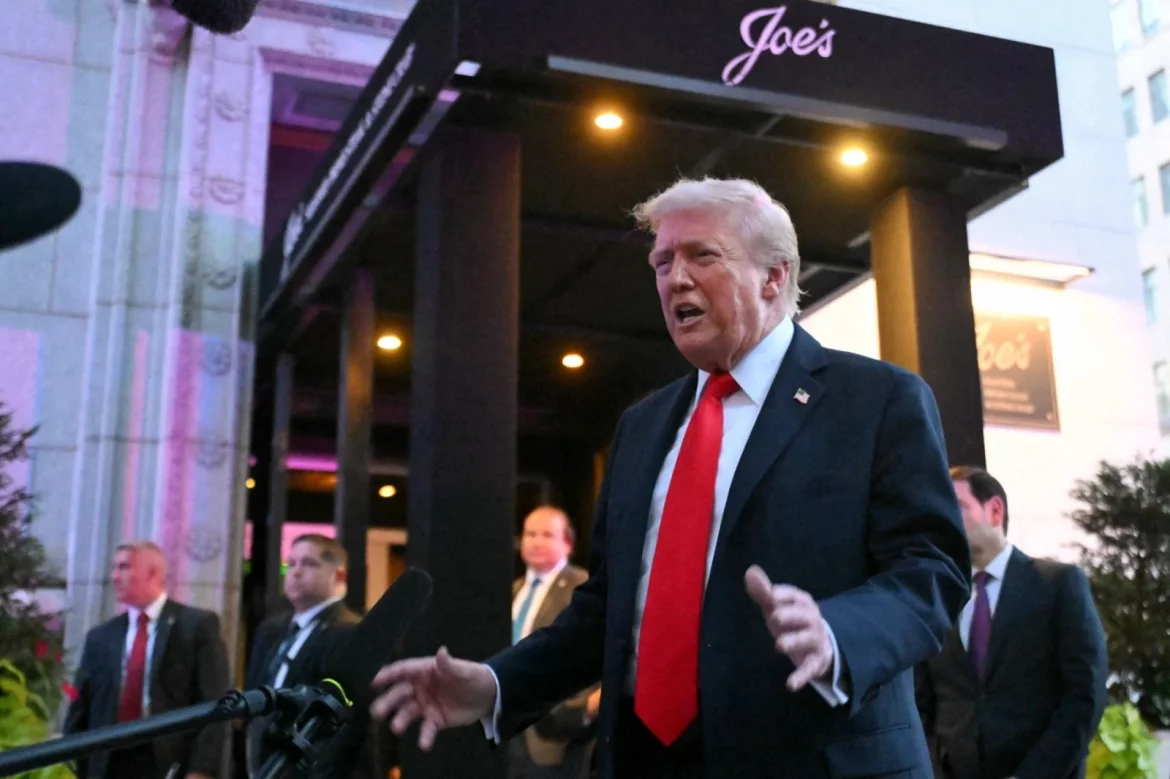 trump-e-vaiado-e-chamado-de-‘hitler-do-nosso-tempo’-em-restaurante-em-washington trump-e-vaiado-e-chamado-de-‘hitler-do-nosso-tempo’-em-restaurante-em-washington