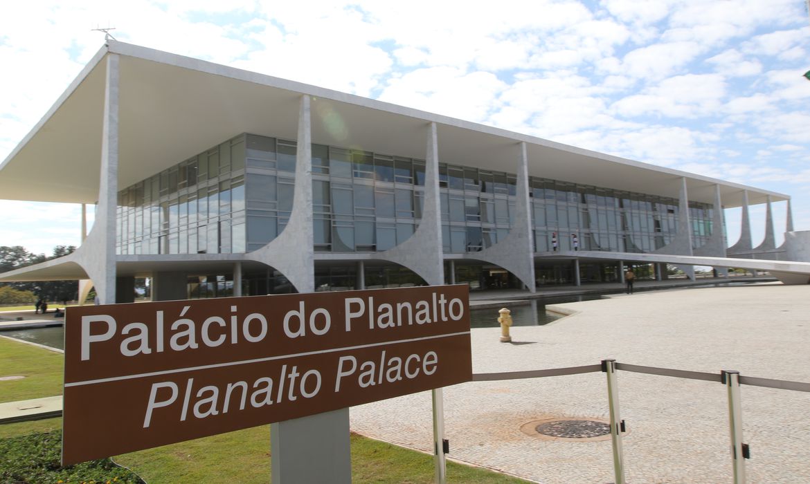 homem-tenta-invadir-palacio-do-planalto,-e-alvejado-por-balas-de-borracha-e-preso homem-tenta-invadir-palacio-do-planalto,-e-alvejado-por-balas-de-borracha-e-preso