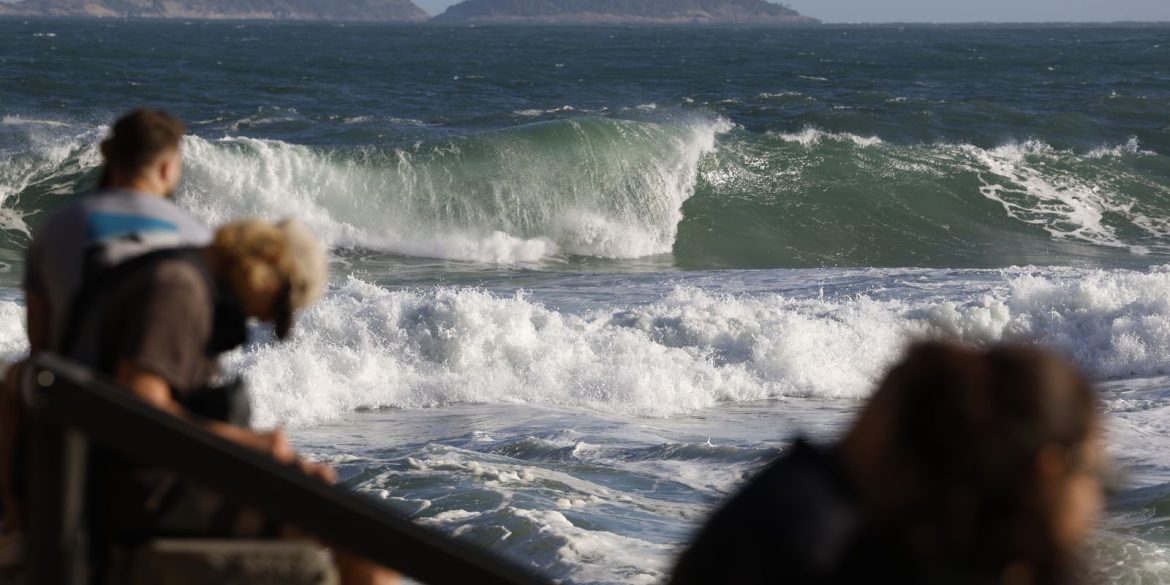 guarda-vidas-buscam-casal-que-desapareceu-na-praia-do-leme guarda-vidas-buscam-casal-que-desapareceu-na-praia-do-leme