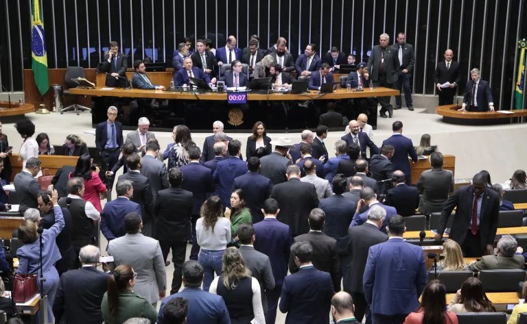 votos-do-pt-garantem-aprovacao-de-manobra-para-recolocar-voto-secreto-na-pec-da-impunidade votos-do-pt-garantem-aprovacao-de-manobra-para-recolocar-voto-secreto-na-pec-da-impunidade