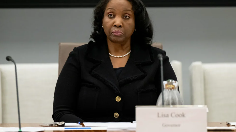 trump-pede-a-suprema-corte-aval-para-prosseguir-com-demissao-de-lisa-cook-do-fed trump-pede-a-suprema-corte-aval-para-prosseguir-com-demissao-de-lisa-cook-do-fed