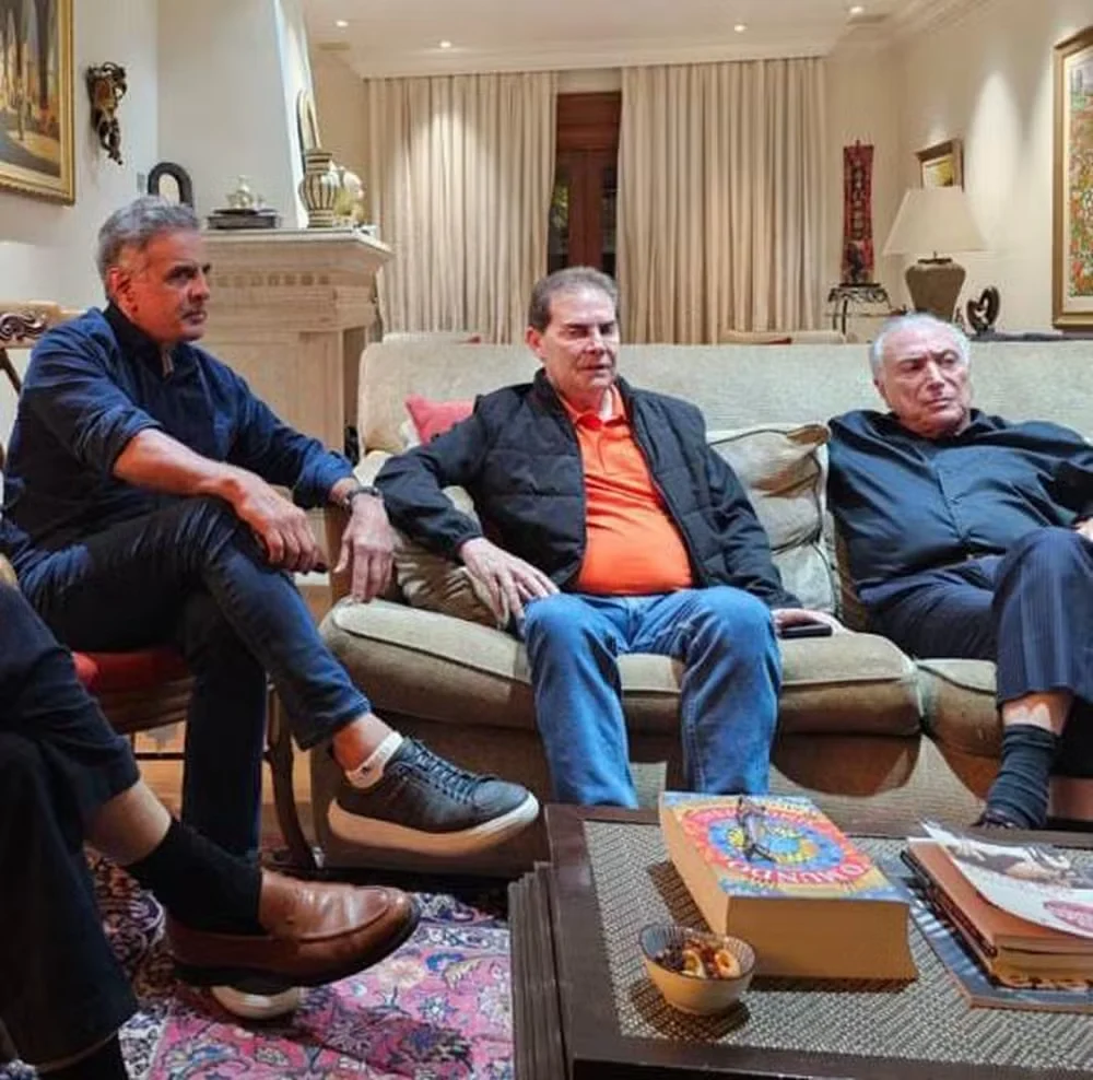 paulinho-da-forca,-aecio-e-temer-entram-num-bar… paulinho-da-forca,-aecio-e-temer-entram-num-bar…