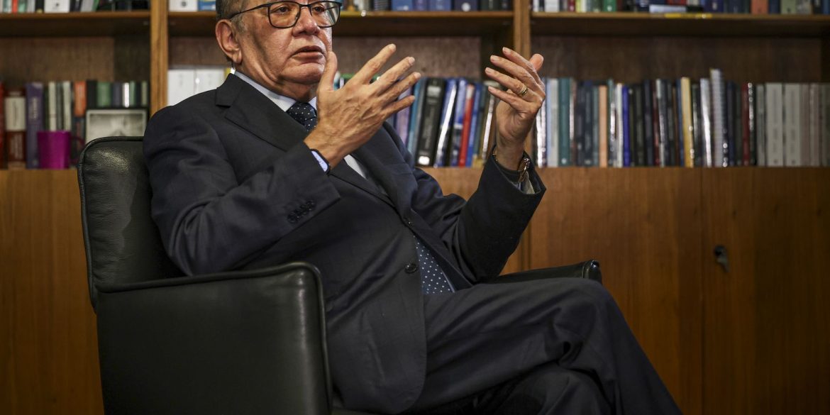 gilmar-mendes-diz-que-sancoes-contra-esposa-de-moraes-sao-arbitrarias gilmar-mendes-diz-que-sancoes-contra-esposa-de-moraes-sao-arbitrarias