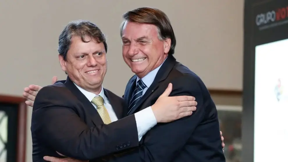 tarcisio-faz-visita-a-bolsonaro-em-prisao-domiciliar-ao-lado-de-flavio-e-jair-renan tarcisio-faz-visita-a-bolsonaro-em-prisao-domiciliar-ao-lado-de-flavio-e-jair-renan