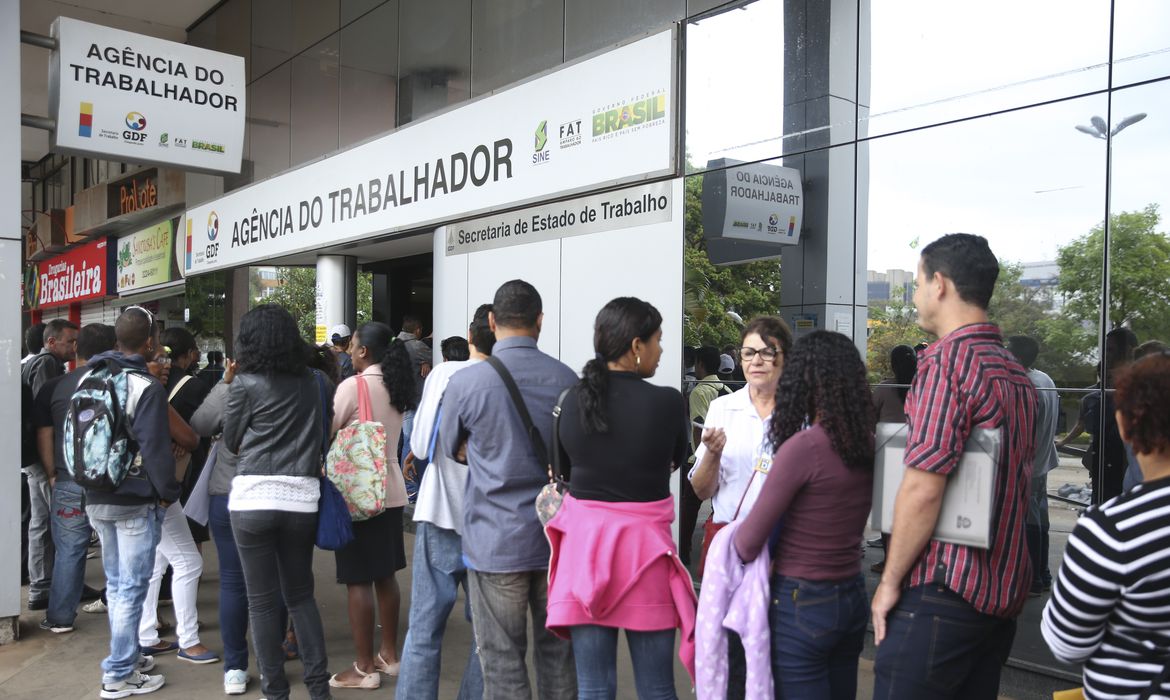 desemprego-segue-em-baixa-e-atinge-5,6%-no-trimestre-encerrado-em-agosto desemprego-segue-em-baixa-e-atinge-5,6%-no-trimestre-encerrado-em-agosto