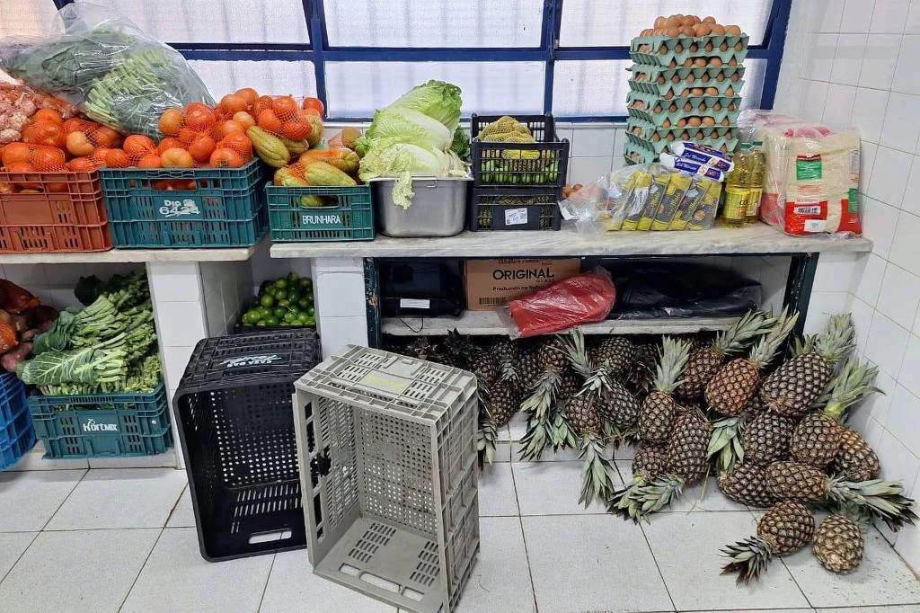 escolas-de-sp-tem-plastico-em-carne-moida,-caixa-d’agua-sem-limpeza-e-almoco-as-8h45,-diz-fiscalizacao escolas-de-sp-tem-plastico-em-carne-moida,-caixa-d’agua-sem-limpeza-e-almoco-as-8h45,-diz-fiscalizacao