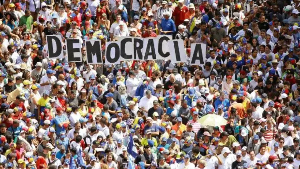 um-professor-falando-de-democracia-e-liberdade,-que-agora-estao-em-disputa um-professor-falando-de-democracia-e-liberdade,-que-agora-estao-em-disputa