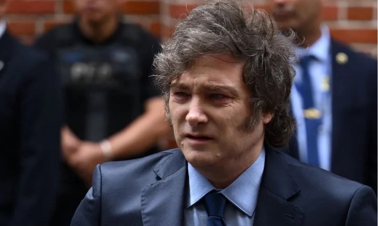 milei-e-recebido-com-xingamentos-em-ato-de-campanha-e-policia-prende-opositores milei-e-recebido-com-xingamentos-em-ato-de-campanha-e-policia-prende-opositores