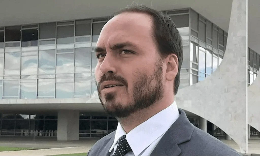 carlos-bolsonaro-planeja-renunciar-a-camara-do-rj-e-mudar-para-sc-por-mandato-no-senado carlos-bolsonaro-planeja-renunciar-a-camara-do-rj-e-mudar-para-sc-por-mandato-no-senado