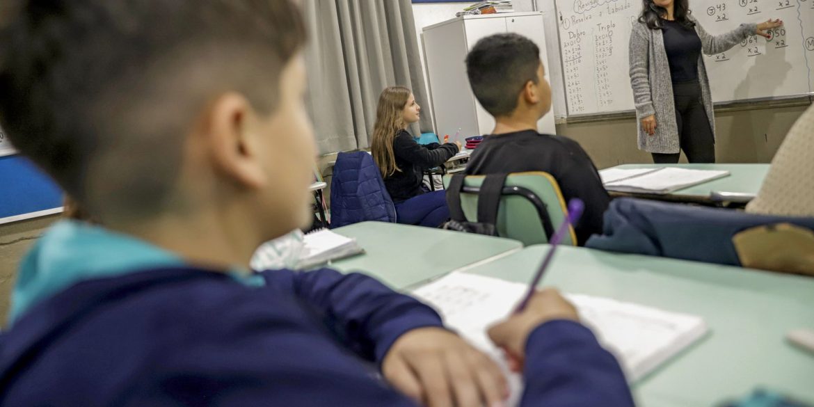 professor-brasileiro-perde-21%-do-tempo-de-aula-para-manter-disciplina professor-brasileiro-perde-21%-do-tempo-de-aula-para-manter-disciplina