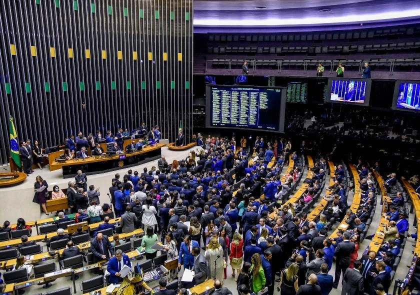 reforma-administrativa-mantem-militares-com-privilegios-preservados reforma-administrativa-mantem-militares-com-privilegios-preservados