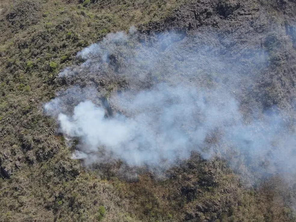 fogo-consome-area-de-protecao-ambiental-em-tiradentes-(mg)-pelo-terceiro-dia fogo-consome-area-de-protecao-ambiental-em-tiradentes-(mg)-pelo-terceiro-dia