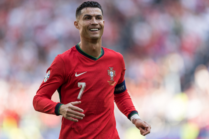 com-a-marca-de-7,5-bilhoes-em-real-cristiano-ronaldo-se-torna-o-primeiro-jogador-bilionario-da-historia-do-futebol com-a-marca-de-7,5-bilhoes-em-real-cristiano-ronaldo-se-torna-o-primeiro-jogador-bilionario-da-historia-do-futebol