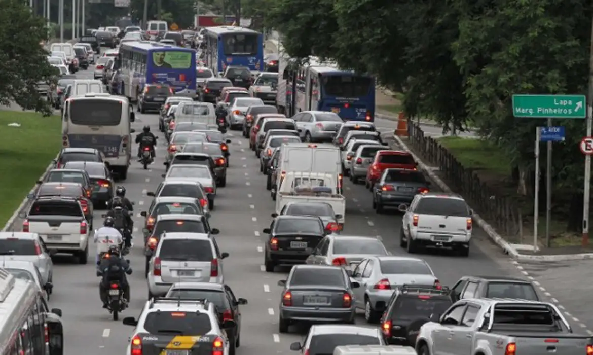 metade-da-populacao-usa-transporte-individual-motorizado-para-ir-ao-trabalho,-mostra-censo metade-da-populacao-usa-transporte-individual-motorizado-para-ir-ao-trabalho,-mostra-censo
