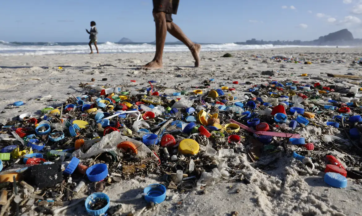 maior-estudo-ja-feito-no-pais-detecta-microplasticos-em-709-praias-brasileiras maior-estudo-ja-feito-no-pais-detecta-microplasticos-em-709-praias-brasileiras