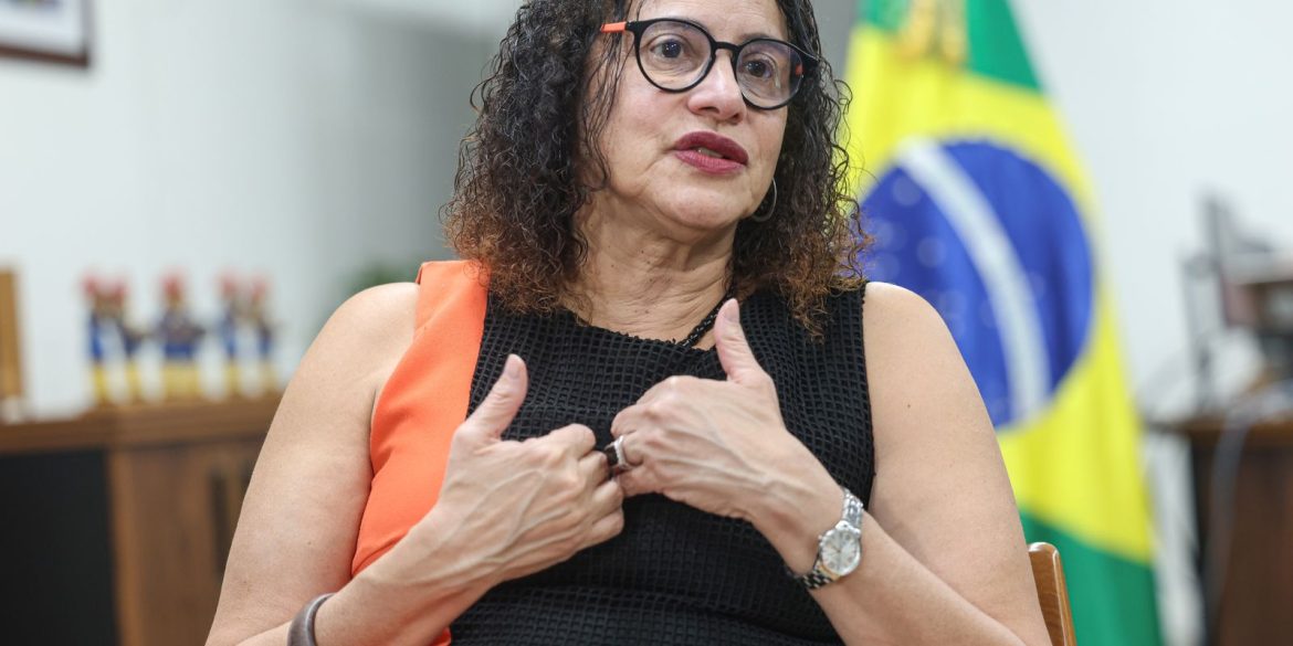 vacina-brasileira-de-covid-ajuda-a-combater-negacionismo,-diz-ministra vacina-brasileira-de-covid-ajuda-a-combater-negacionismo,-diz-ministra