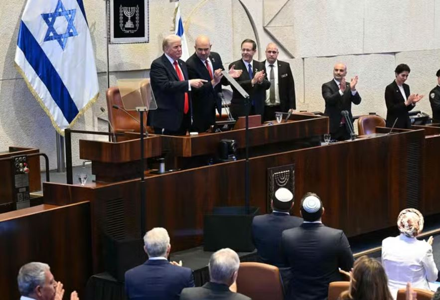 trump-e-ovacionado-de-pe-no-parlamento-de-israel-durante-libertacao-de-refens trump-e-ovacionado-de-pe-no-parlamento-de-israel-durante-libertacao-de-refens