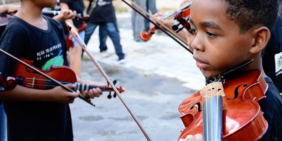 projeto-leva-aulas-de-musica-para-criancas-em-areas-vulneraveis-do-rio projeto-leva-aulas-de-musica-para-criancas-em-areas-vulneraveis-do-rio