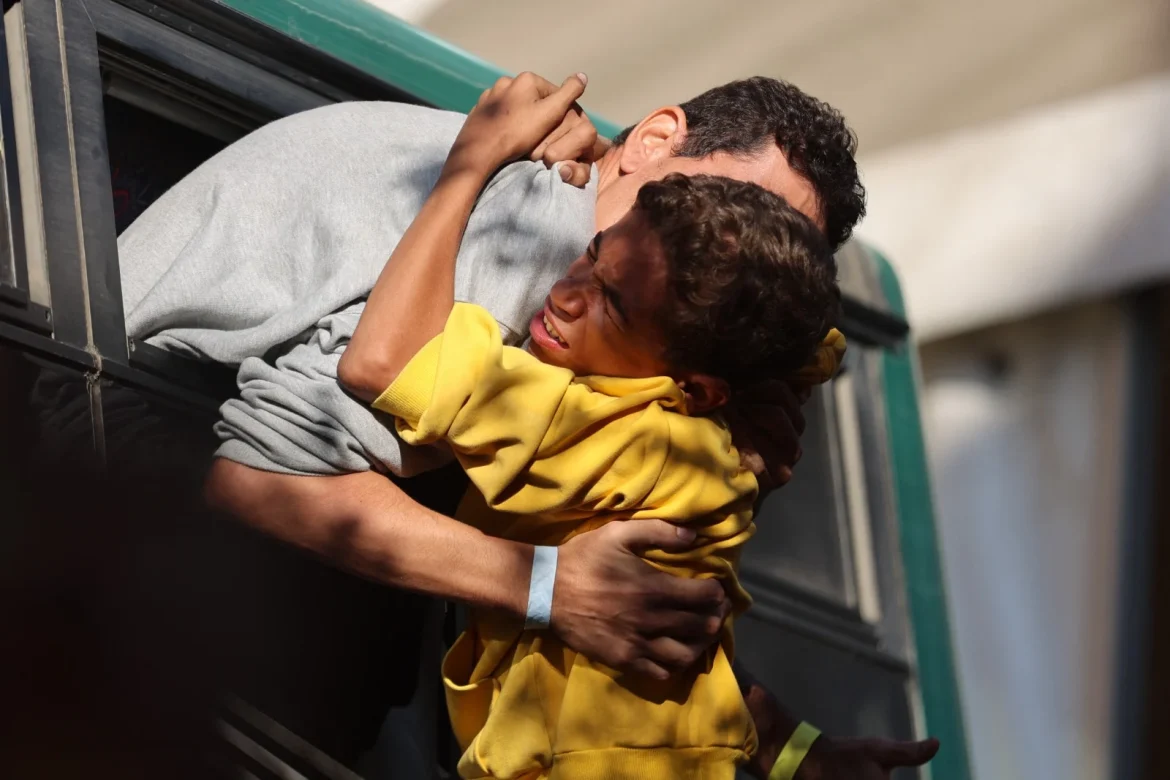 ‘e-como-renascer’:-palestinos-reencontram-familiares-apos-deixarem-prisoes-israelenses ‘e-como-renascer’:-palestinos-reencontram-familiares-apos-deixarem-prisoes-israelenses