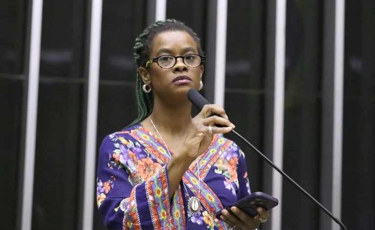 camara-aprova-pagamento-de-piso-salarial-dos-professores-para-contratos-temporarios camara-aprova-pagamento-de-piso-salarial-dos-professores-para-contratos-temporarios