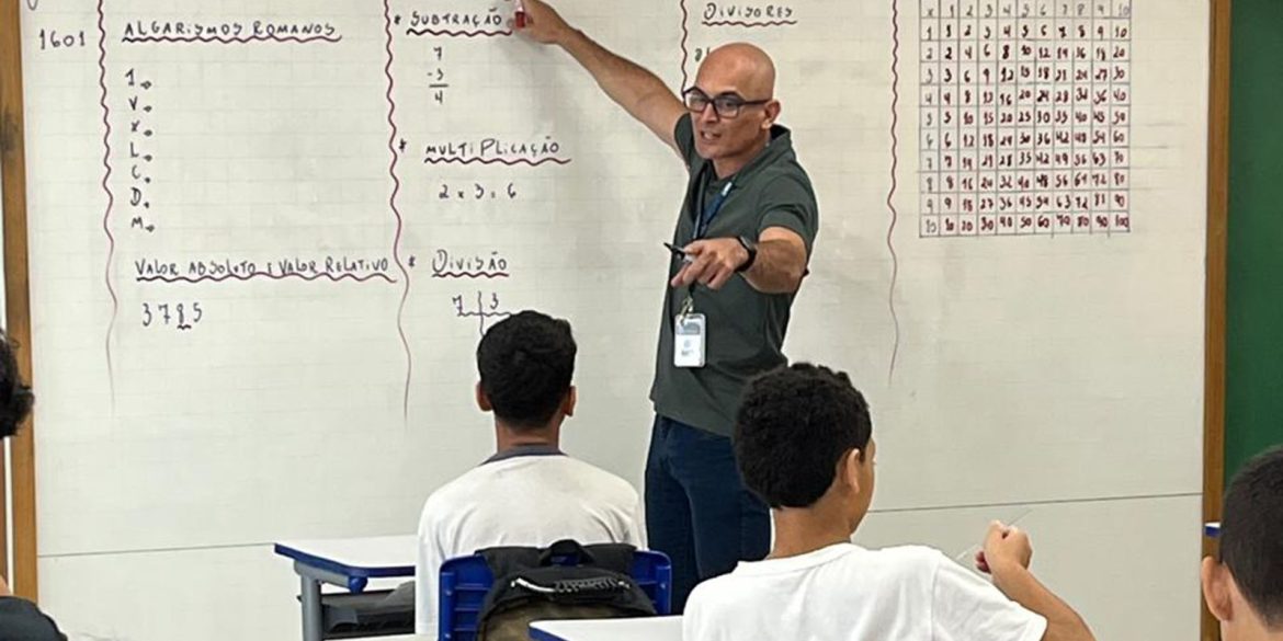com-musica-e-ia,-professores-buscam-chamar-atencao-dos-alunos-em-sala com-musica-e-ia,-professores-buscam-chamar-atencao-dos-alunos-em-sala