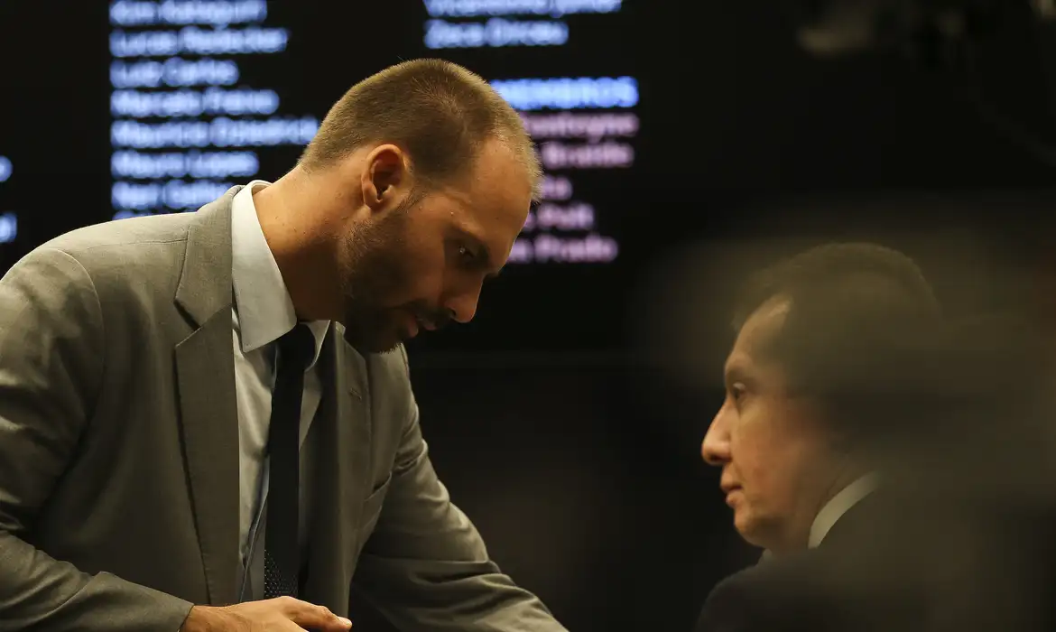 moraes-manda-defensoria-publica-representar-eduardo-bolsonaro moraes-manda-defensoria-publica-representar-eduardo-bolsonaro