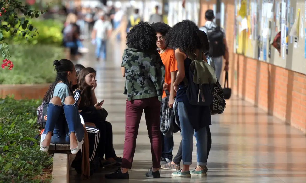 tres-em-cada-cinco-jovens-que-estao-fora-do-ensino-superior-sao-negros,-mostra-pesquisa tres-em-cada-cinco-jovens-que-estao-fora-do-ensino-superior-sao-negros,-mostra-pesquisa