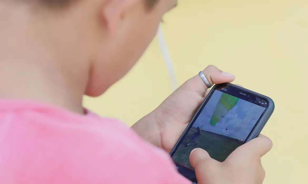 cai-proporcao-de-criancas-brasileiras-com-menos-de-12-anos-que-tem-celular cai-proporcao-de-criancas-brasileiras-com-menos-de-12-anos-que-tem-celular