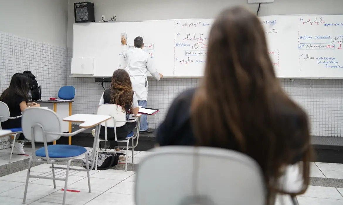 professor,-sabe-por-que-voce-ganha-mal?-falta-financiamento-publico professor,-sabe-por-que-voce-ganha-mal?-falta-financiamento-publico