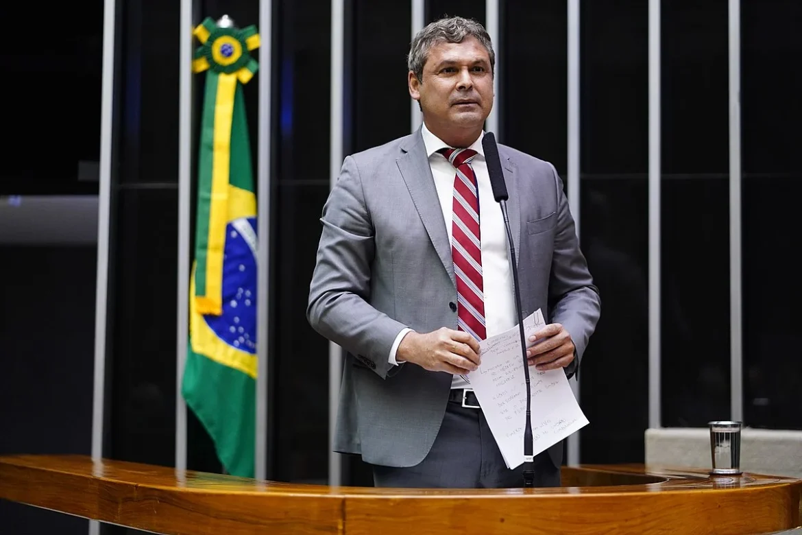 lindbergh-reune-apoio-suprapartidario-e-leva-caso-eduardo-bolsonaro-ao-plenario lindbergh-reune-apoio-suprapartidario-e-leva-caso-eduardo-bolsonaro-ao-plenario
