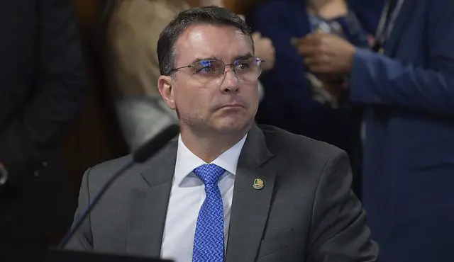 flavio-bolsonaro-pede-aos-eua-que-atire-em-barcos-na-baia-de-guanabara flavio-bolsonaro-pede-aos-eua-que-atire-em-barcos-na-baia-de-guanabara