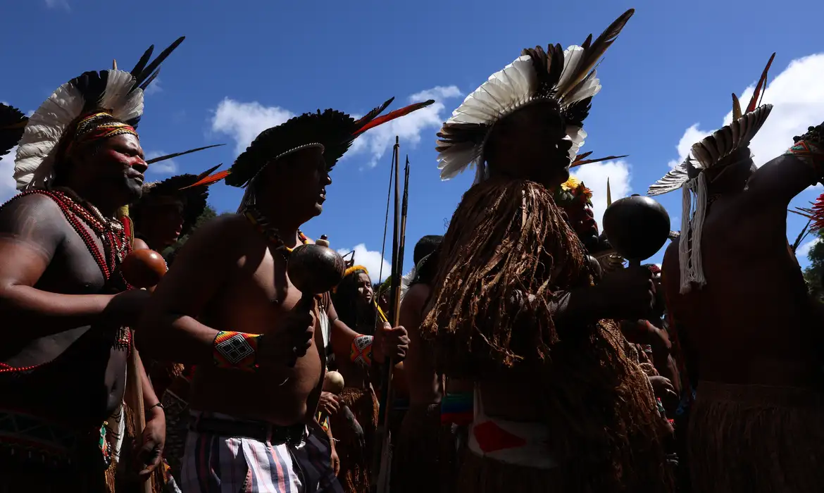 censo-mostra-que-brasil-tem-295-linguas-indigenas,-com-433,9-mil-falantes censo-mostra-que-brasil-tem-295-linguas-indigenas,-com-433,9-mil-falantes