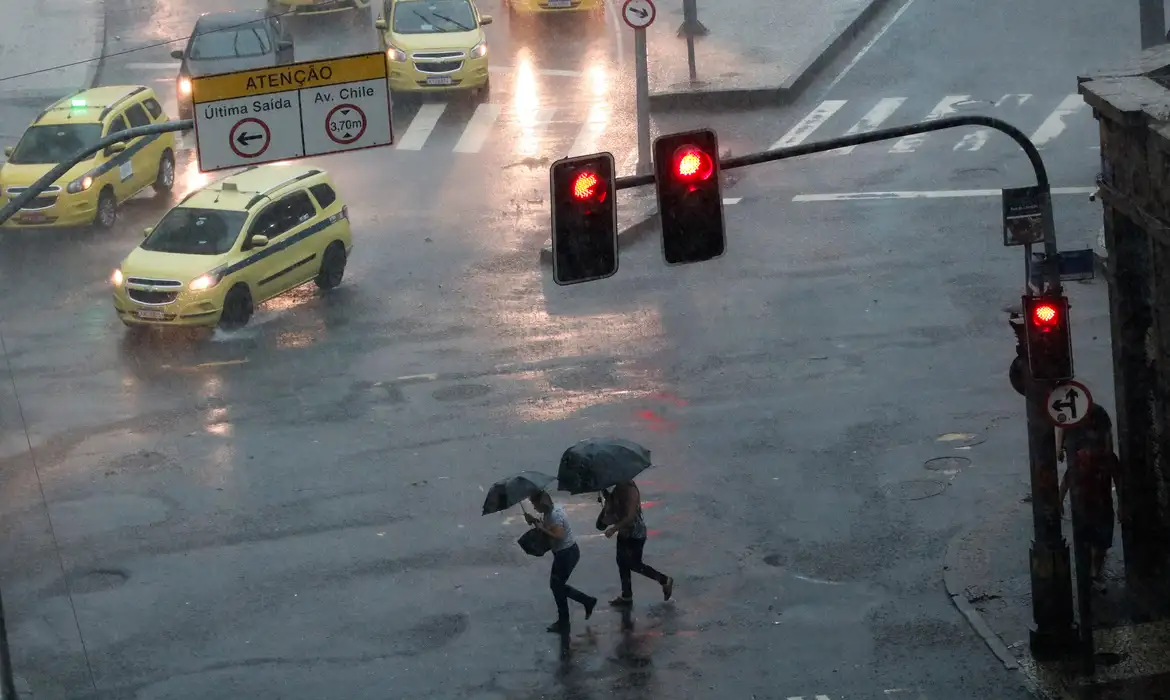 previsao-do-tempo:-frente-fria-provoca-temporais,-mas-o-calor-ainda-predomina-no-brasil previsao-do-tempo:-frente-fria-provoca-temporais,-mas-o-calor-ainda-predomina-no-brasil