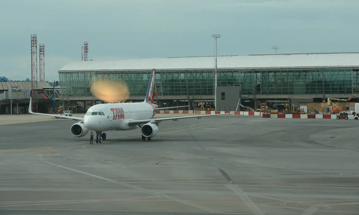 ‘so-se-for-uma-bomba’:-mulher-faz-piada-sobre-mala-e-e-presa-em-aeroporto ‘so-se-for-uma-bomba’:-mulher-faz-piada-sobre-mala-e-e-presa-em-aeroporto