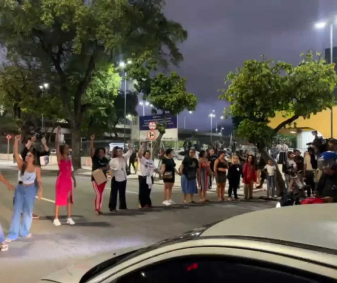 protesto-de-parentes-dos-mortos-em-chacina-do-rj-fecha-avenida-em-frente-ao-iml protesto-de-parentes-dos-mortos-em-chacina-do-rj-fecha-avenida-em-frente-ao-iml