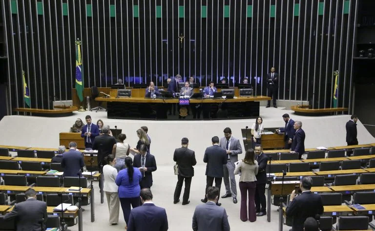 ausencia-de-sostenes-sela-fim-da-anistia-na-camara-dos-deputados ausencia-de-sostenes-sela-fim-da-anistia-na-camara-dos-deputados