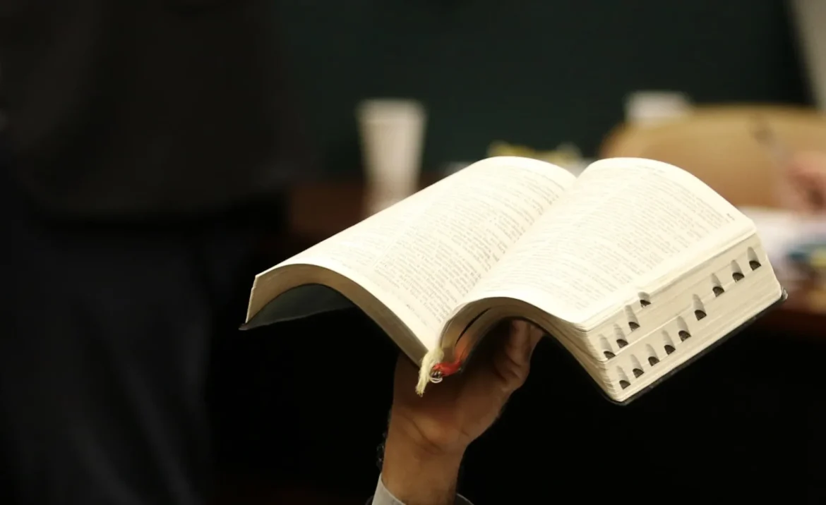 prefeito-libera-biblia-como-material-paradidatico-em-escolas-de-salvador